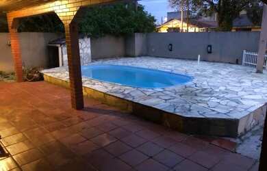 Imagem: A casa possui 3 Dormitórios, Acomodam 12 pessoas, 4 Vagas na