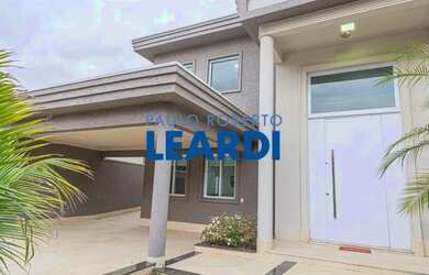 Imagem: A casa possui 3 Dormitórios, 4 Banheiros, 5 Vagas na garagem