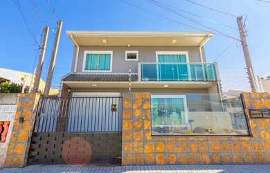 Imagem: A casa possui 3 Dormitórios, 3 Banheiros, 4 Vagas na garagem