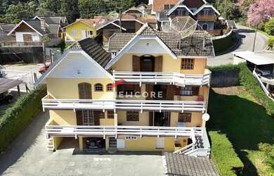 Imagem: A casa possui 5 Dormitórios, 4 Banheiros, 4 Vagas na garagem