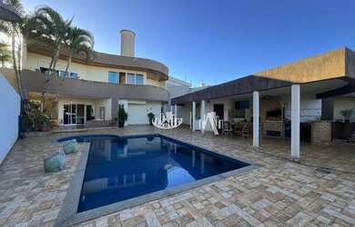 Imagem: A casa possui 5 Dormitórios, 5 Banheiros, 3 Vagas na garagem