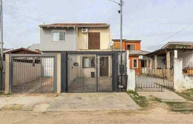 Imagem: A casa possui 2 Dormitórios, 2 Banheiros, 2 Vagas na garagem