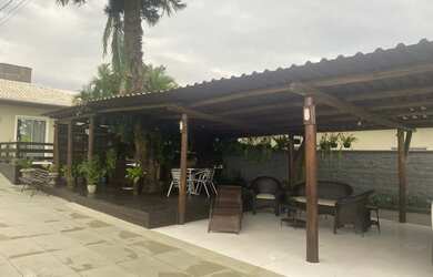 Imagem: A casa possui 4 Dormitórios, 2 Banheiros, 2 Vagas na garagem