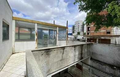 Imagem: O depósito possui 2 Vagas na garagem, 340m² de Área e está