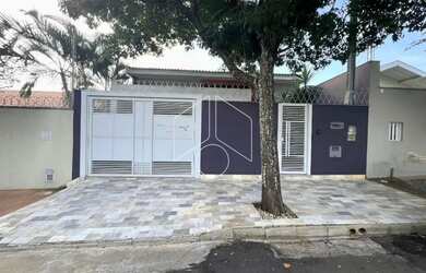 Imagem: A casa possui 3 Dormitórios, 2 Banheiros, 2 Vagas na garagem