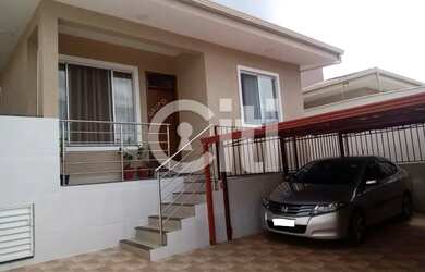 Imagem: A casa possui 2 Dormitórios, 1 Banheiro, 2 Vagas na garagem