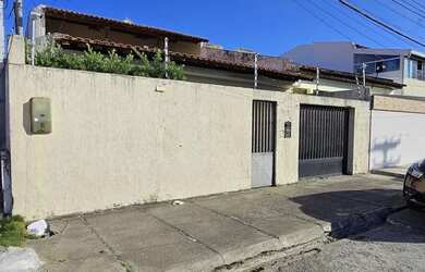 Imagem: A casa possui 5 Dormitórios, 4 Banheiros, 5 Vagas na garagem