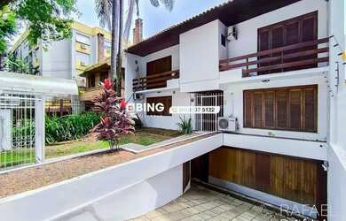 Imagem: A casa possui 4 Dormitórios, 5 Banheiros, 4 Vagas na garagem