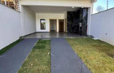 Imagem: A casa possui 3 Dormitórios, 1 Banheiro, 3 Vagas na garagem