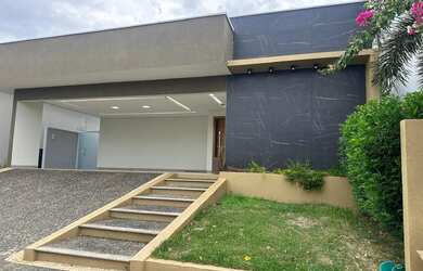 Imagem: A casa em condomínio possui 4 Dormitórios, 4 Banheiros, 2