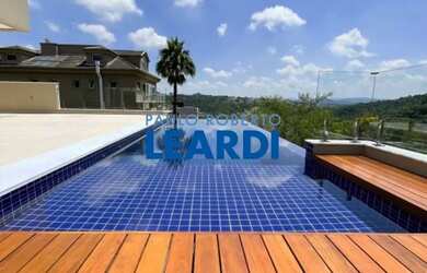 Imagem: A casa em condomínio possui 4 Dormitórios, 4 Banheiros, 4