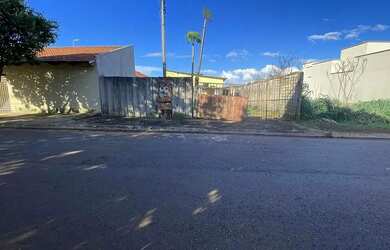 Imagem: O terreno à venda possui 300m² de Área e está localizado