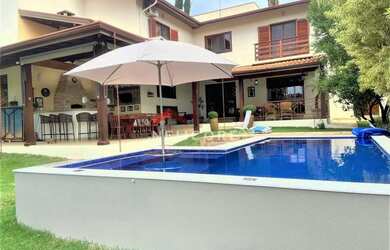 Imagem: A casa em condomínio possui 4 Dormitórios, 5 Banheiros, 4