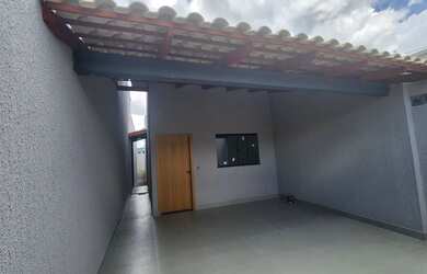 Imagem: A casa possui 2 Dormitórios, 2 Banheiros e 2 Vagas na garagem