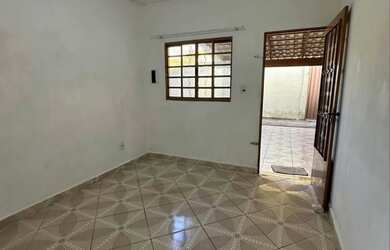 Imagem: A casa possui 2 Dormitórios, 1 Banheiro e está localizado