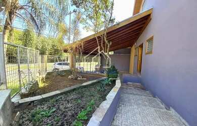 Imagem: A casa possui 5 Dormitórios, 3 Banheiros, 2 Vagas na garagem