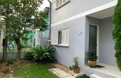 Imagem: A casa possui 4 Dormitórios, 4 Banheiros, 2 Vagas na garagem