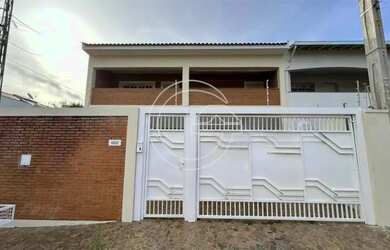 Imagem: A casa possui 3 Dormitórios, 2 Banheiros, 4 Vagas na garagem