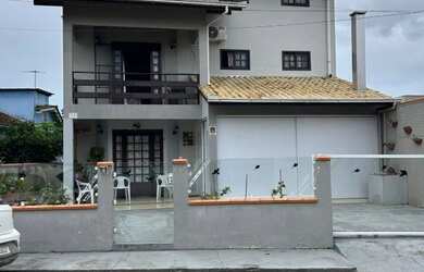 Imagem: A casa possui 5 Dormitórios, 4 Banheiros, 2 Vagas na garagem