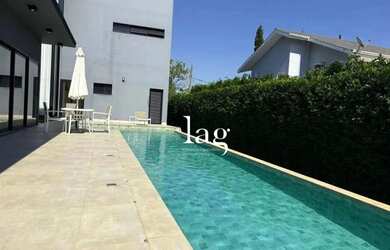 Imagem: A casa em condomínio possui 4 Dormitórios, 5 Banheiros, 5