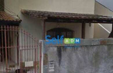 Imagem: A casa possui 3 Dormitórios, 1 Banheiro, 1 Vaga na garagem