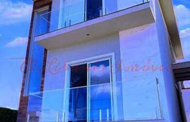 Imagem: A casa possui 3 Dormitórios, 3 Banheiros, 2 Vagas na garagem