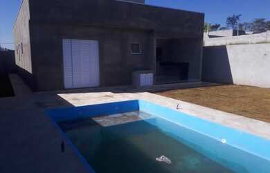 Imagem: A casa possui 3 Dormitórios, 2 Banheiros, 4 Vagas na garagem