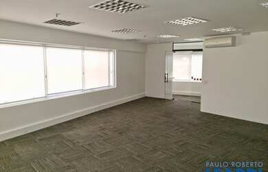 Imagem: O depósito possui 2 Vagas na garagem e 61m² de Área e está