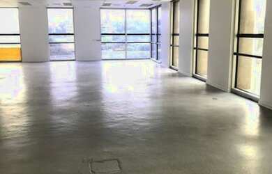 Imagem: O depósito possui 3 Vagas na garagem, 132m² de Área e está