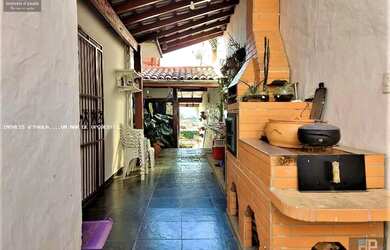 Imagem: A casa possui 3 Dormitórios, 3 Banheiros, 5 Vagas na garagem