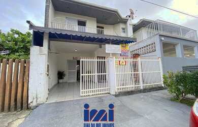 Imagem: A casa possui 3 Dormitórios, 2 Banheiros, 2 Vagas na garagem