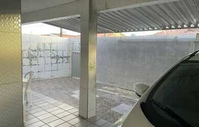 Imagem: A casa possui 3 Dormitórios, 2 Banheiros, 1 Vaga na garagem