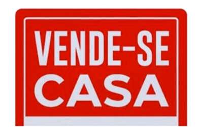 Imagem: A casa possui 3 Dormitórios, 1 Banheiro, 2 Vagas na garagem