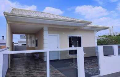 Imagem: A casa possui 3 Dormitórios, 2 Banheiros, 1 Vaga na garagem