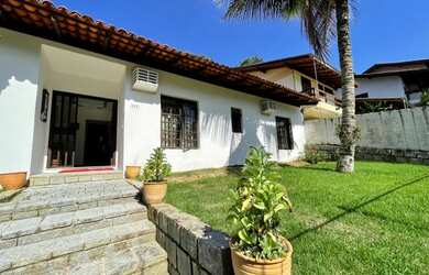 Imagem: A casa possui 4 Dormitórios, 4 Banheiros, 3 Vagas na garagem