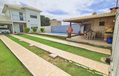 Imagem: A casa possui 3 Dormitórios, 2 Banheiros, 2 Vagas na garagem