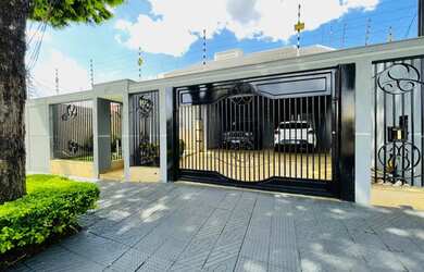 Imagem: A casa possui 3 Dormitórios, 4 Banheiros, 4 Vagas na garagem