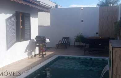 Imagem: A casa em condomínio e possui Dormitórios, Suítes, Banheiros