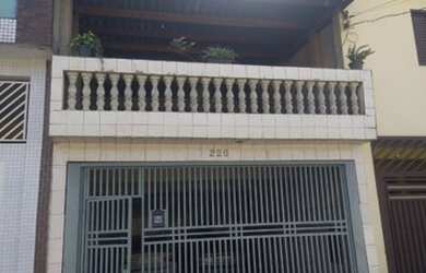 Imagem: A casa possui 4 Dormitórios, 4 Banheiros, 4 Vagas na garagem