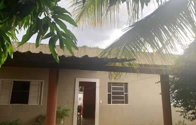 Imagem: A casa possui 2 Dormitórios, 1 Banheiro, 2 Vagas na garagem