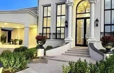 Imagem: A casa em condomínio possui 4 Dormitórios, 5 Banheiros, 4