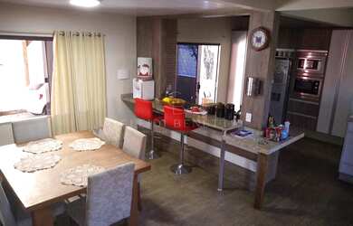 Imagem: A casa possui 3 Dormitórios, 4 Banheiros, 4 Vagas na garagem