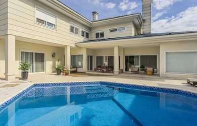 Imagem: A casa em condomínio possui 4 Dormitórios, 5 Banheiros, 4