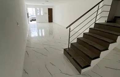 Imagem: A casa possui 3 Dormitórios, 4 Banheiros, 2 Vagas na garagem