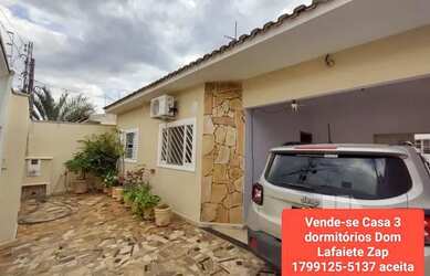 Imagem: A casa possui 3 Dormitórios, 2 Banheiros, 2 Vagas na garagem