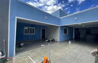 Imagem: A casa possui 2 Dormitórios, 1 Banheiro, 2 Vagas na garagem