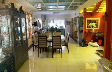 Imagem: A casa possui 4 Dormitórios, 5 Banheiros, 4 Vagas na garagem