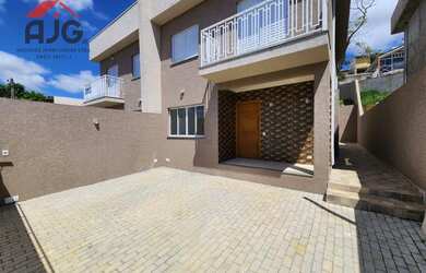 Imagem: A casa possui 3 Dormitórios, 3 Banheiros, 2 Vagas na garagem