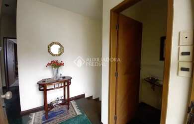 Imagem: A casa possui 3 Dormitórios, 4 Banheiros, 3 Vagas na garagem