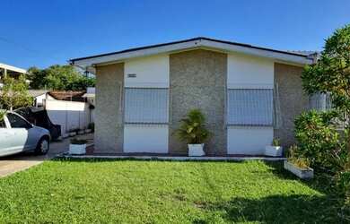 Imagem: A casa possui 3 Dormitórios, 2 Banheiros, 3 Vagas na garagem